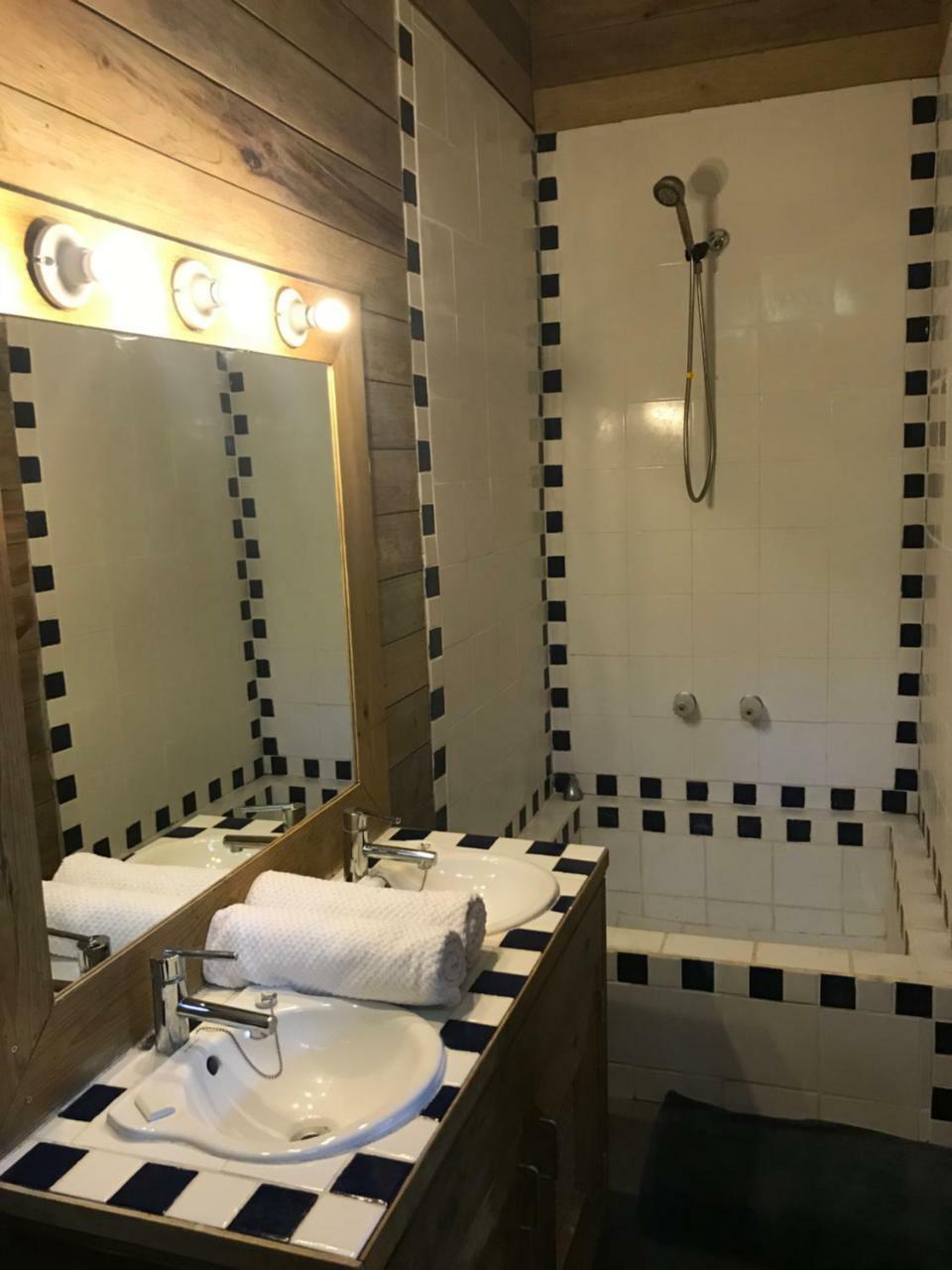 Roatan Bed & Breakfast Apartments West End Buitenkant foto